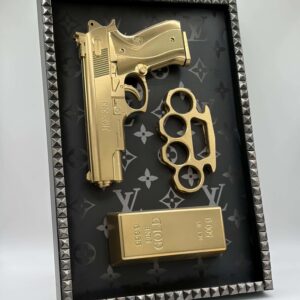 Quadro d'arredamento moderno con icone 3D in oro, pistola, lingotto e tirapugni su sfondo monogram luxury.