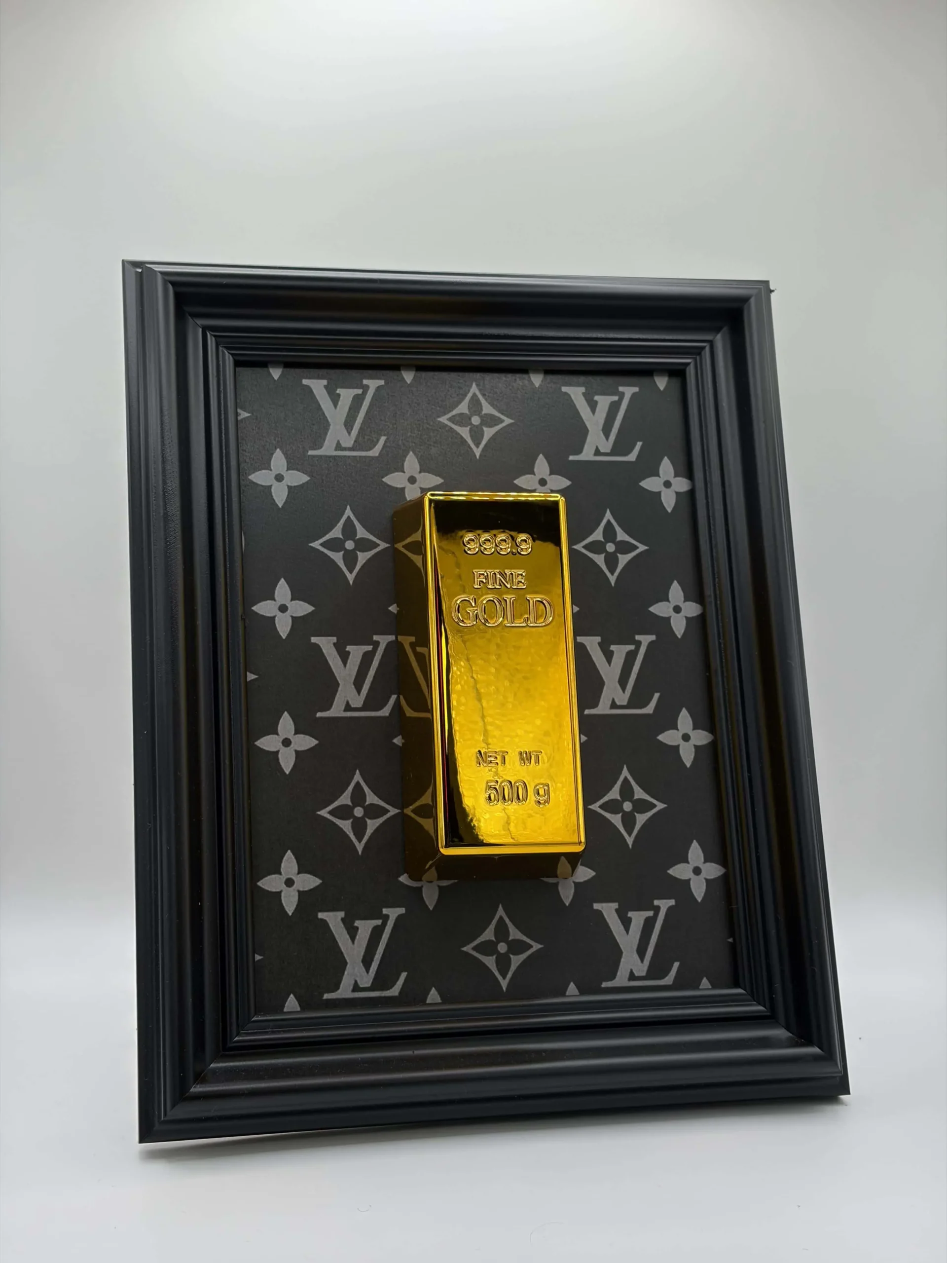 Quadro d'arredamento moderno con icone 3D in oro, pistola, lingotto e tirapugni su sfondo monogram luxury.