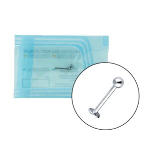 Blister sigillato di Sterile Labret piercing con piastrina piatta e sfera svitabile con indicatore di sterilizzazione.